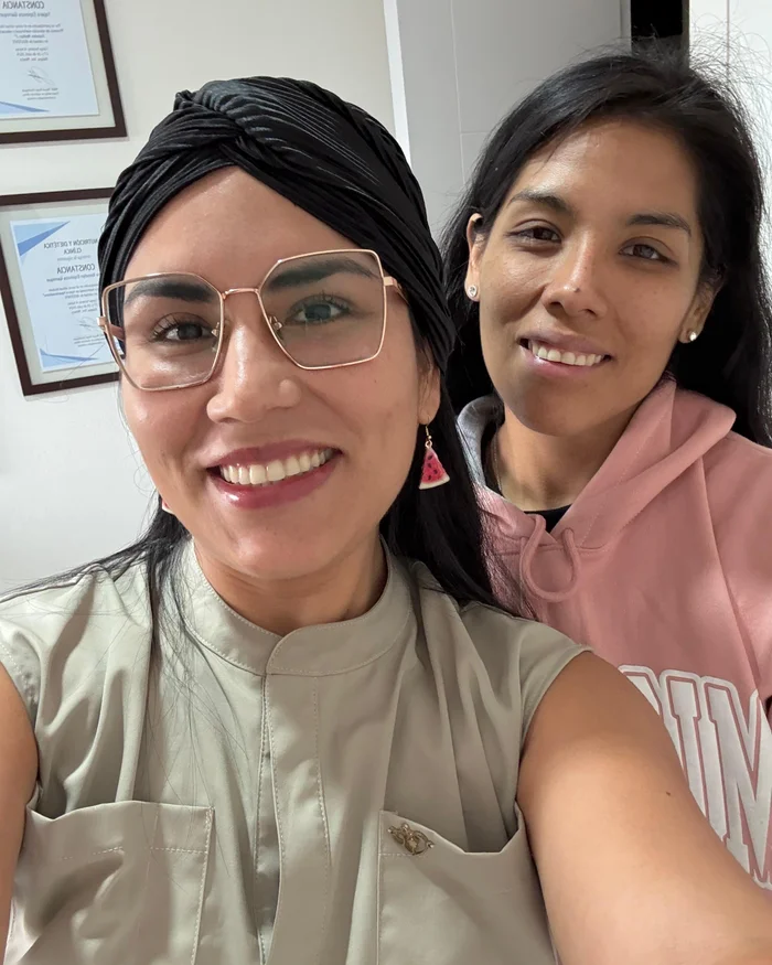 Yajaira Espinoza junto a una paciente