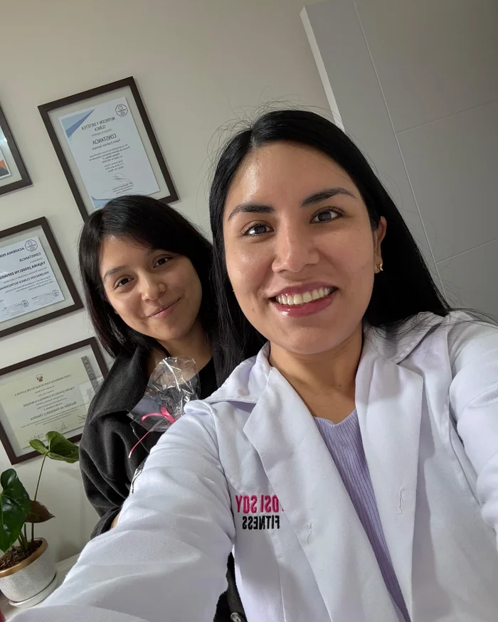 Yajaira Espinoza junto a una paciente