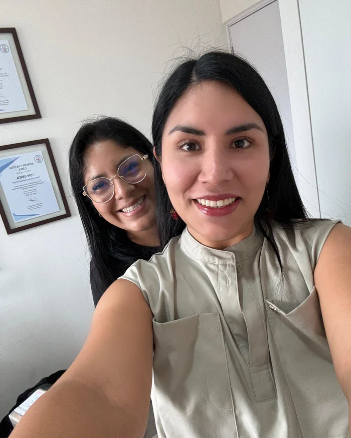 Yajaira Espinoza junto a una paciente
