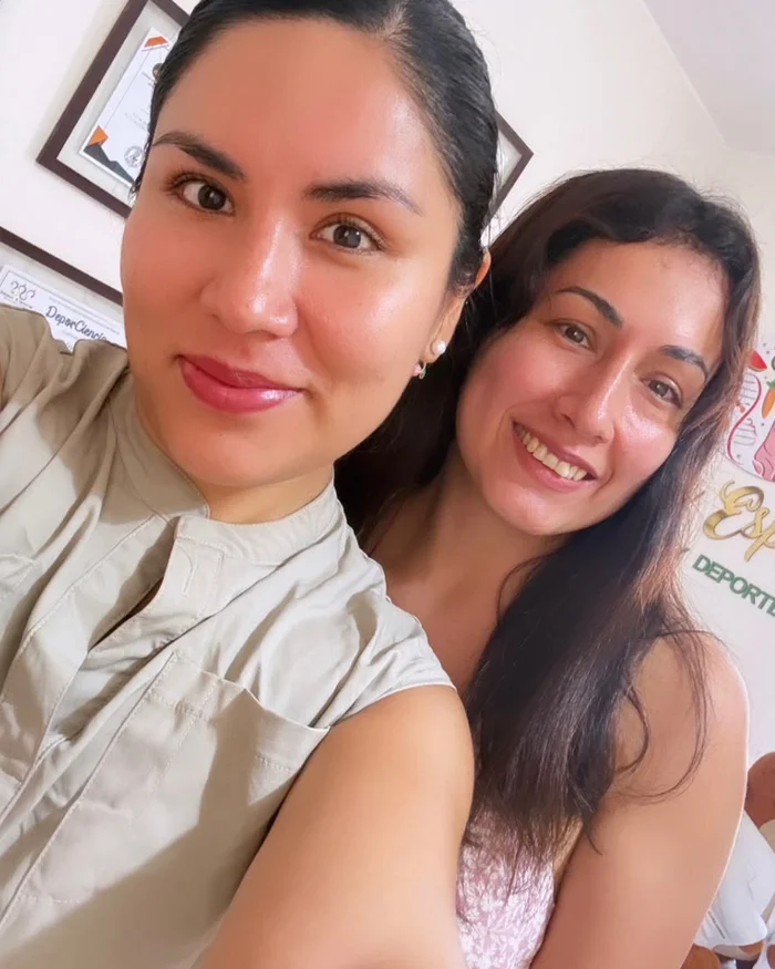 Yajaira Espinoza junto a una paciente