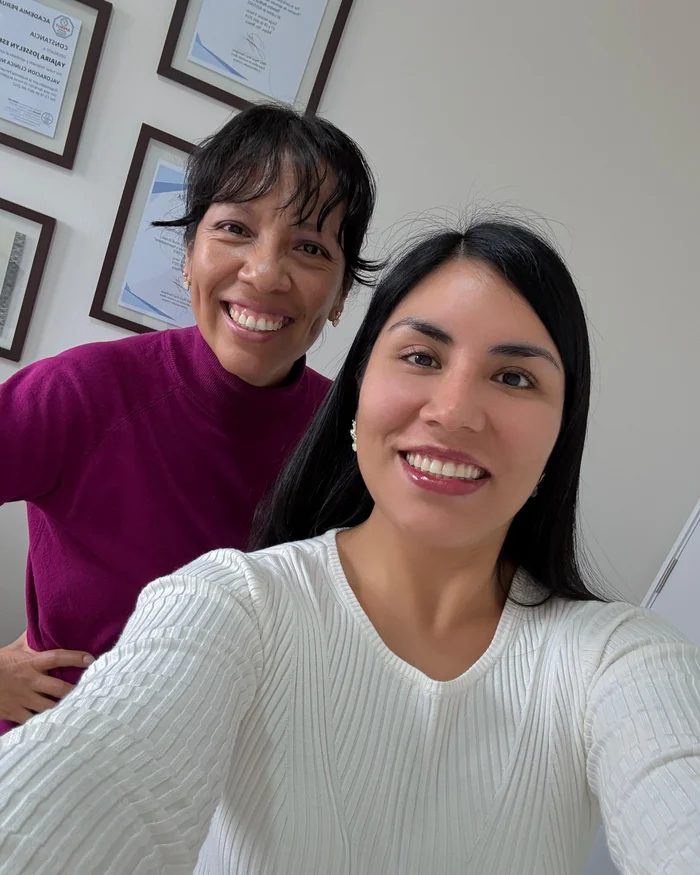 Yajaira Espinoza junto a una paciente